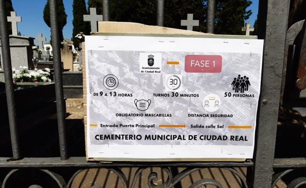 Cartel con las normas en la puerta del cementerio de Ciudad Real