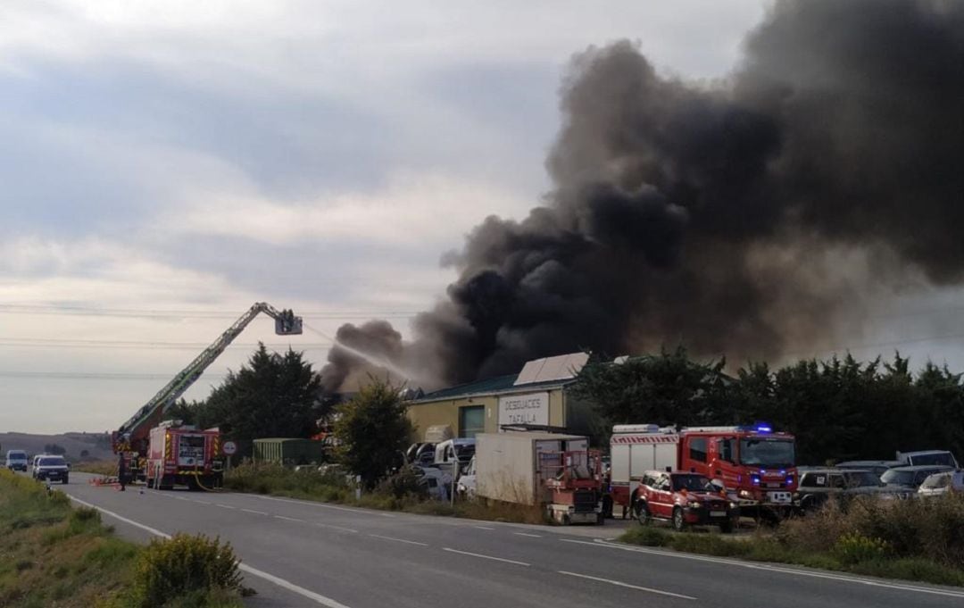 Incendio en el desguace de Tafalla