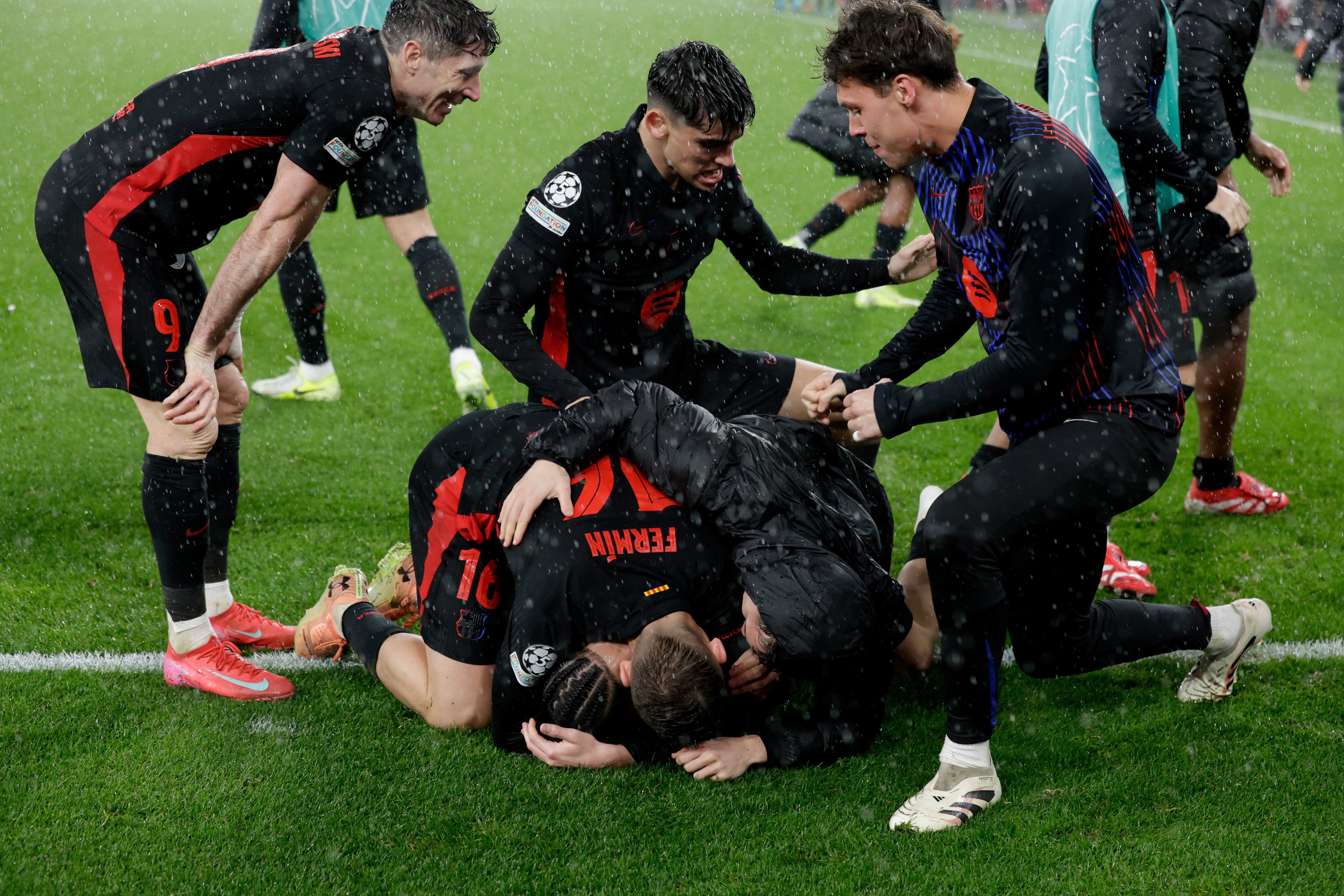 Los jugadores del Barça celebran la remontada