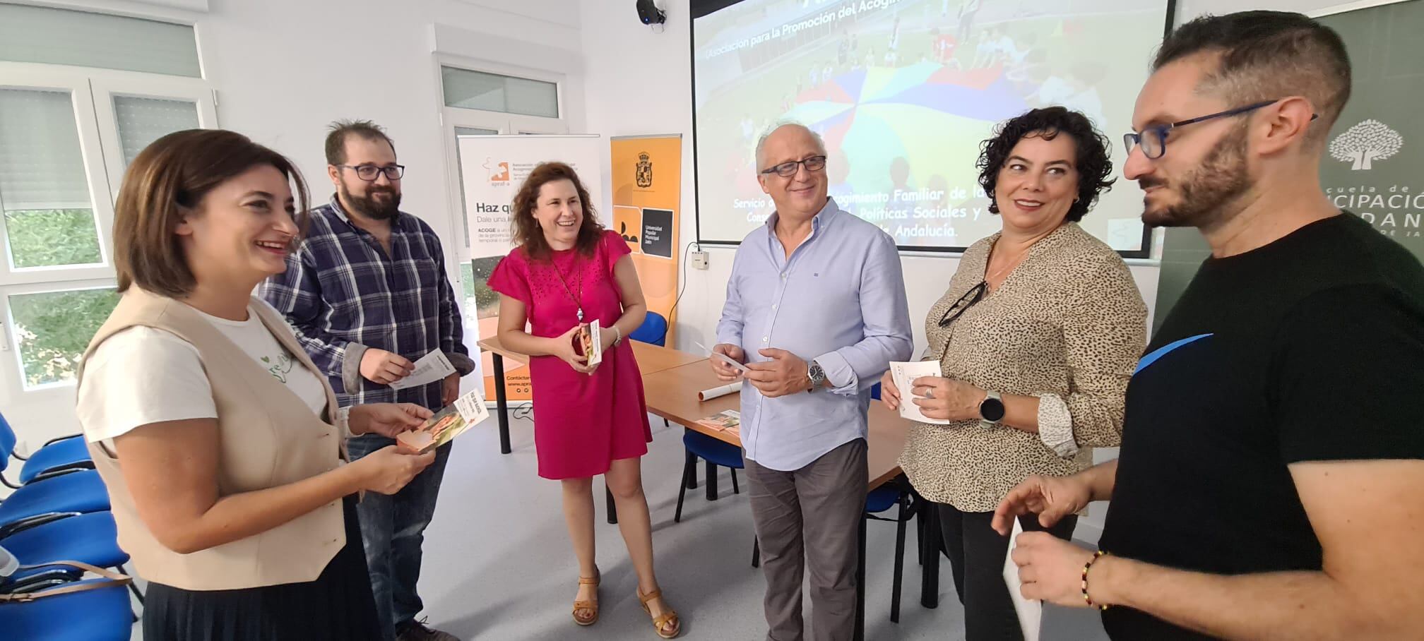 A la izquierda, la concejala de Participación Ciudadana, Eva Funes, junto a responsables de Apraf en el taller que se ha celebrado en la capital.