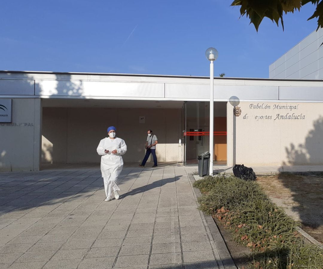 Acceso al pabellón Andalucía, una de las instalaciones municipales facilitadas por el Ayuntamiento de Linares para realizar pruebas diagnósticas de Covid-19.