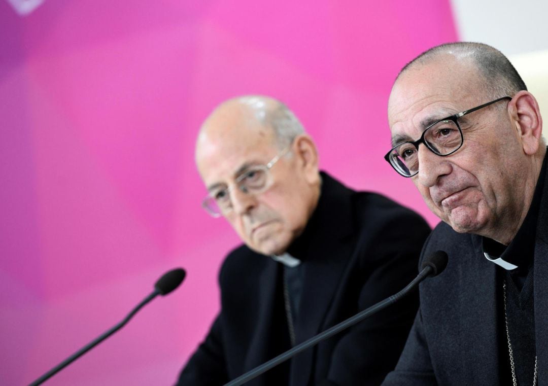  El cardenal Juan José Omella (d) durante la rueda de prensa ofrecida tras ser elegido este martes nuevo presidente de la Conferencia Episcopal Española (CEE), en sustitución del arzobispo de Valladolid, Ricardo Blázquez (i).