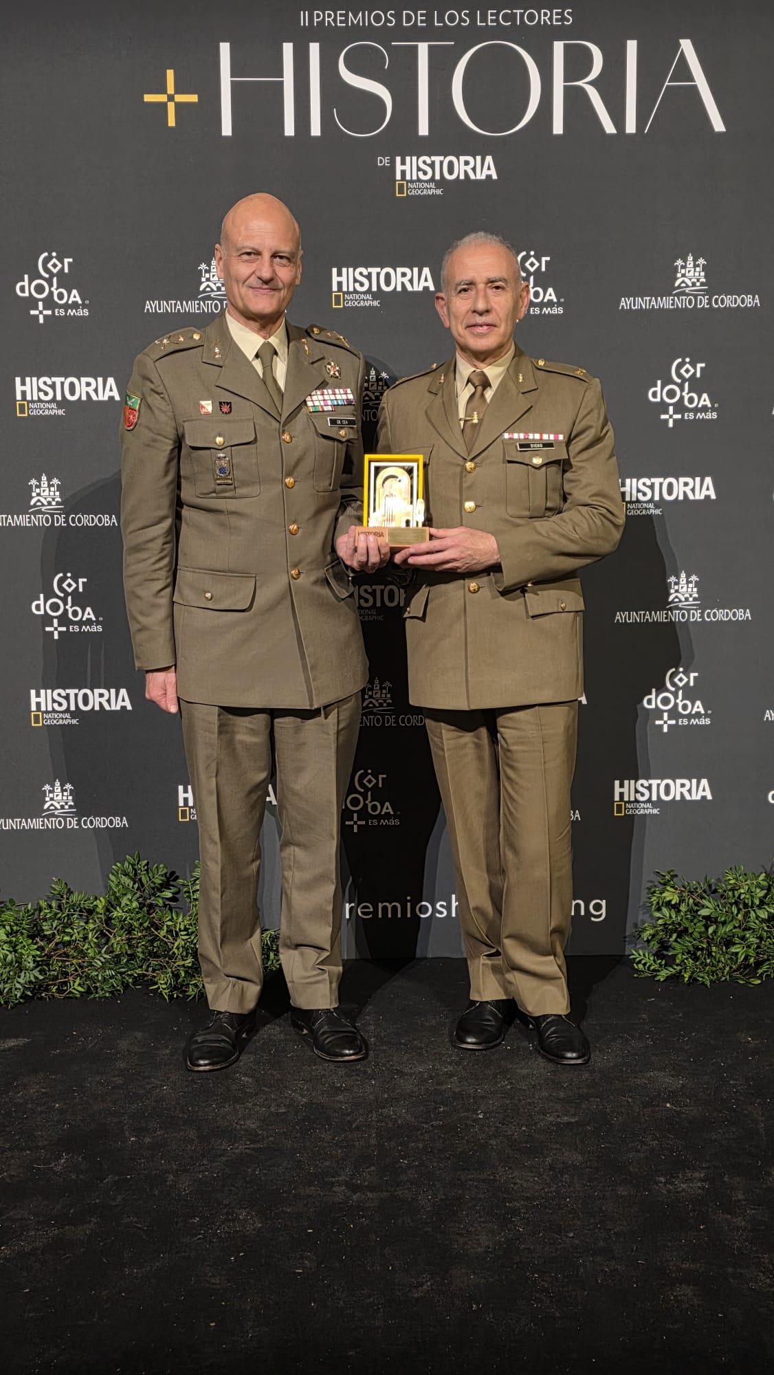Recogían el premio el general César de Cea Quijano y el teniente Diego Fernández García