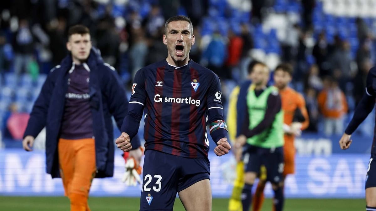 "El día que no le pueda seguir el ritmo a los chavales, me retiraré, hasta entonces voy a seguir": Anaitz Arbilla en SER Deportivos Gipuzkoa