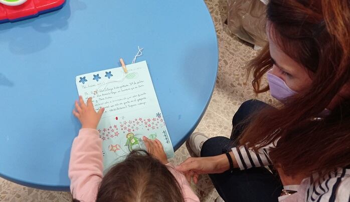 Una joven leyendo una carta