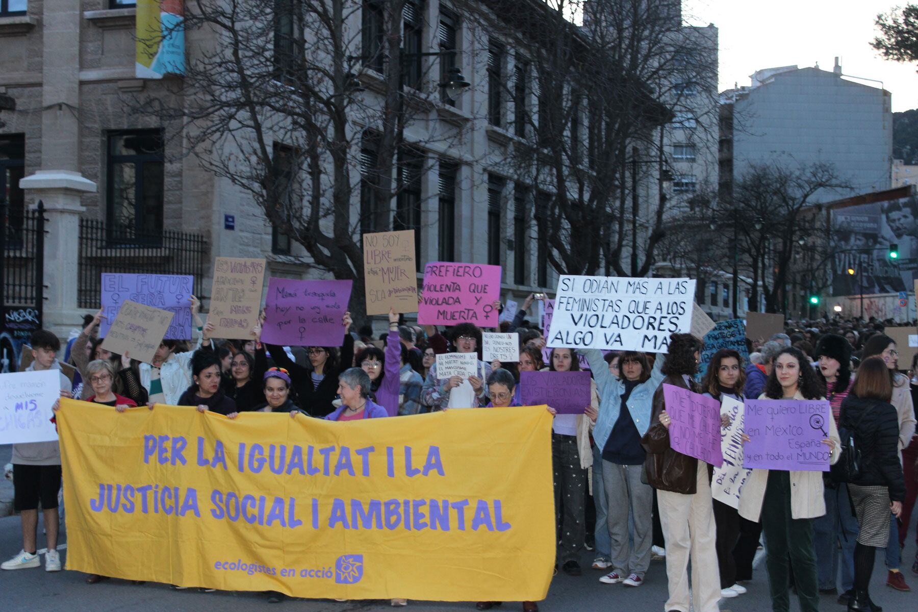Una de las partes de la manifestación con numerosas pancartas reivindicativas