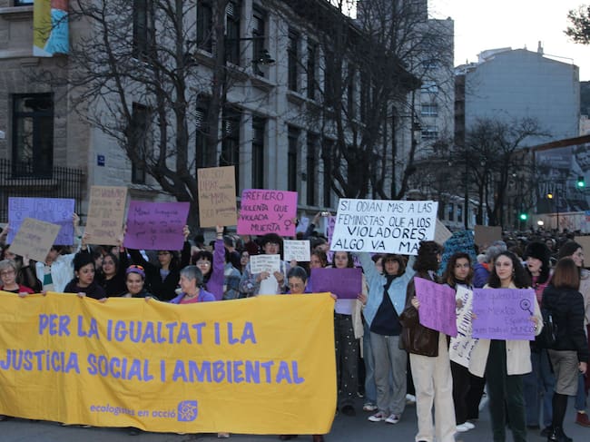 Una de las partes de la manifestación con numerosas pancartas reivindicativas