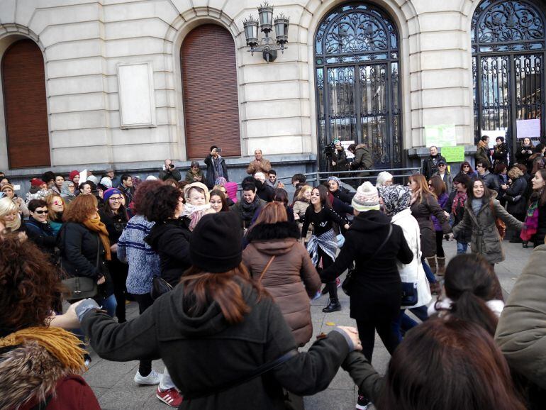 Bailes sirios han animado la concentración de apoyo a los refugiados en la plaza de España