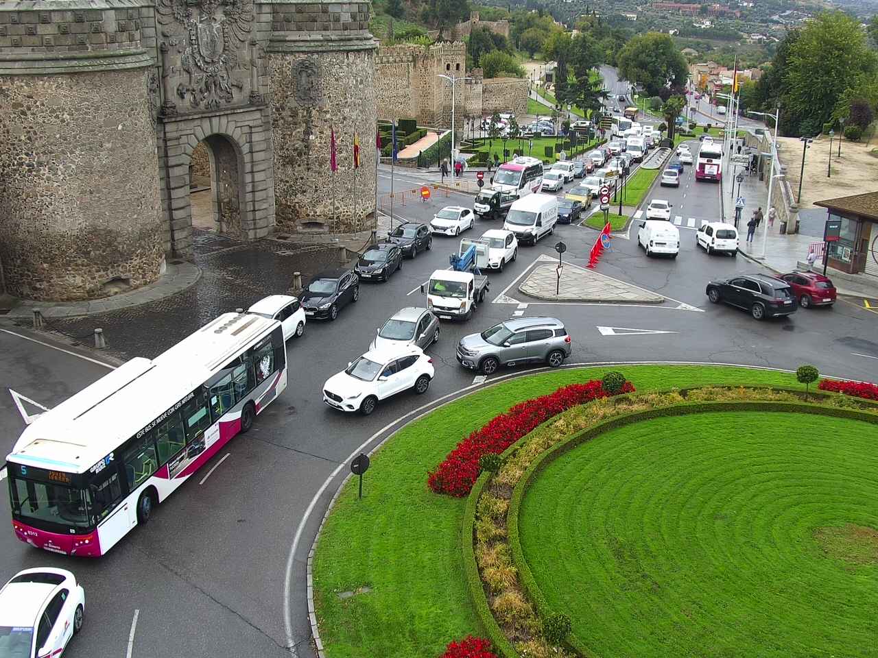 Imagen de archivo de vehículos en la Puerta de Bisagra