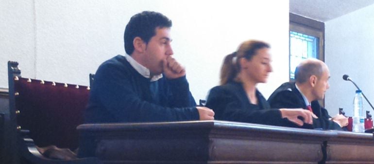 Francisdo Javier García, durante el juicio, junto a sus dos abogados defensores