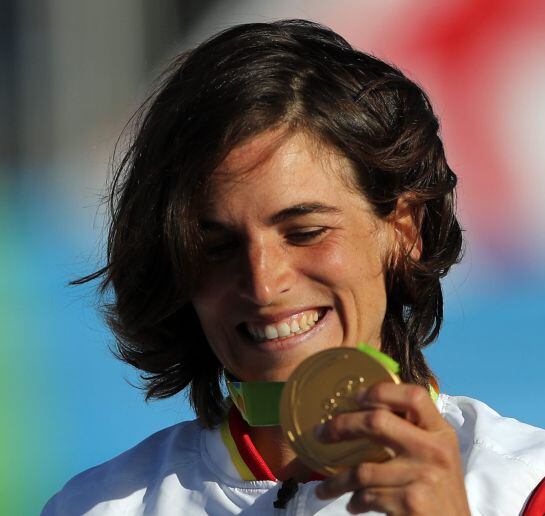 . Rio De Janeiro (Brazil), 11/08/2016.- Gold medalist Maialen Chourraut of Spain celebrates on the podium during the medal ceremony for the women&#039;s Kayak Single (K1) Final race of the Rio 2016 Olympic Games Canoe Slalom events at the Whitewater Stadium in