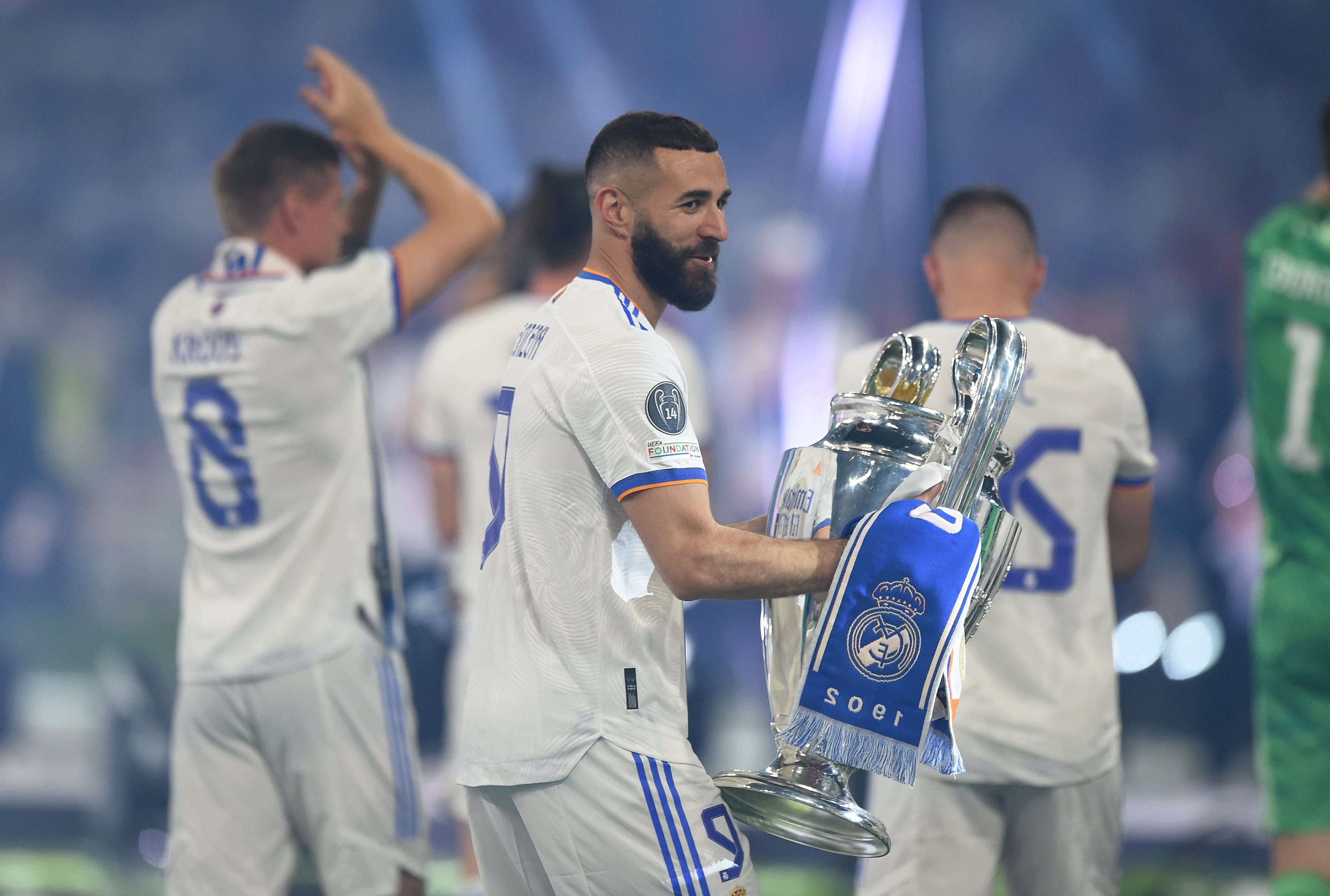 Karim Benzema, en el césped de Sant Dennis, con la Decimocuarta Champions del Real Madrid. (Photo by Denis Doyle/Getty Images)