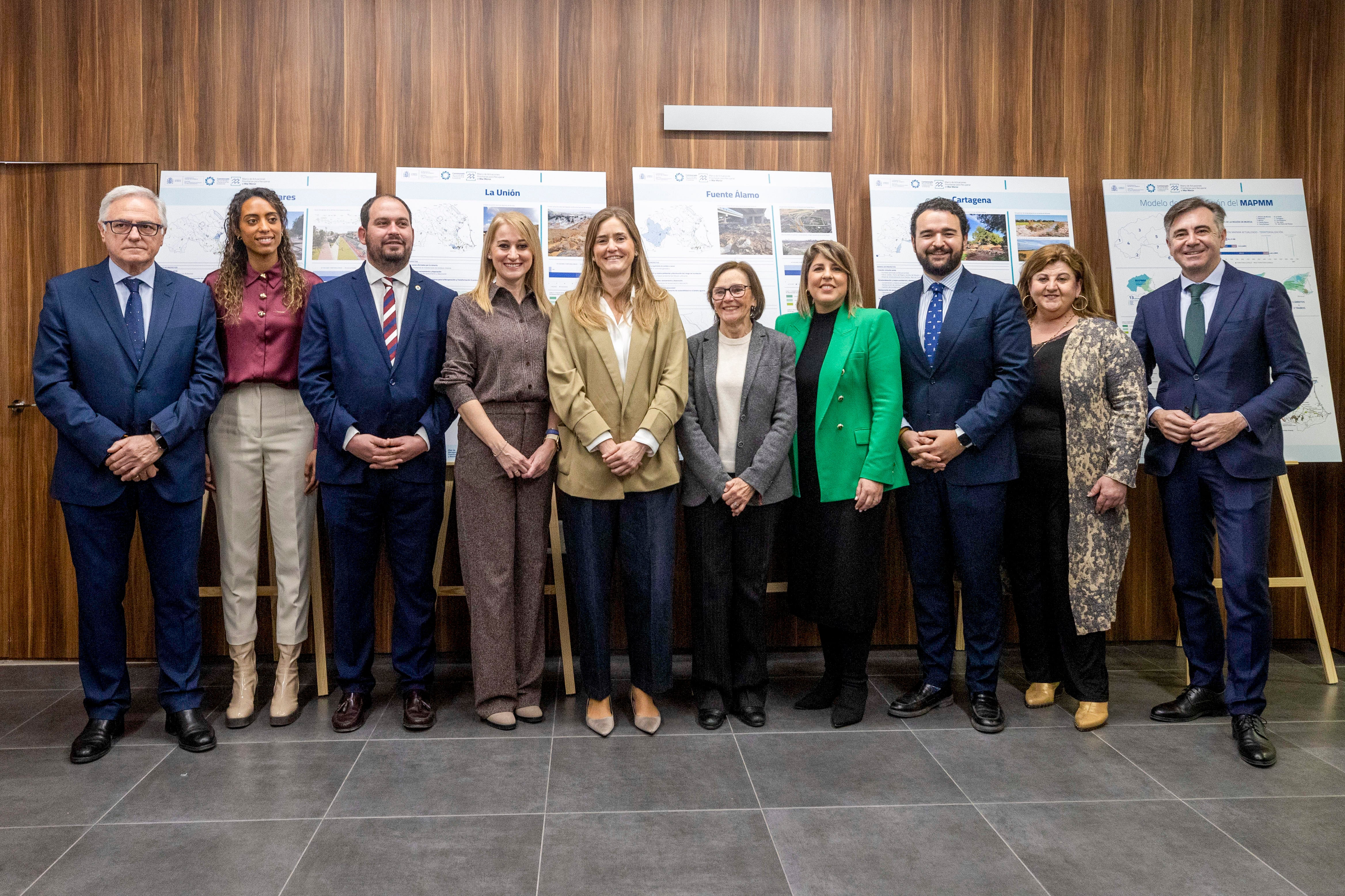 MURCIA, 28/02/2025.- La vicepresidenta del Gobierno y ministra para la Transición Ecológica y el Reto Demográfico, Sara Aagesen (5i), junto a la comisionada del ciclo del agua y restauración de ecosistemas Paco Baraza (5d) y la delegada del gobierno en Murcia Mariola Guevara (4i), posan para la foto de familia con los alcaldes de la cuenca vertiente del Mar Menor que engloba a las localidades de San Javier, Los Alcázares, Cartagena, San Pedro del Pinatar, Fuente Álamo, Murcia, Torre-Pacheco y La Unión, tras la reunión que ha mantenido con ellos este viernes en la delegación del gobierno de Murcia. EFE/Marcial Guillén
