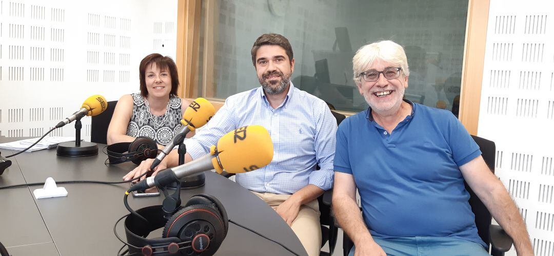 De izquierda a derecha, Laura Oliva, teniente alcalde (PSOE) en Leganés, David Conde, portavoz del PP en Valdemoro, y Pedro Vigil, portavoz de Unidas Podemos en Fuenlabrada.