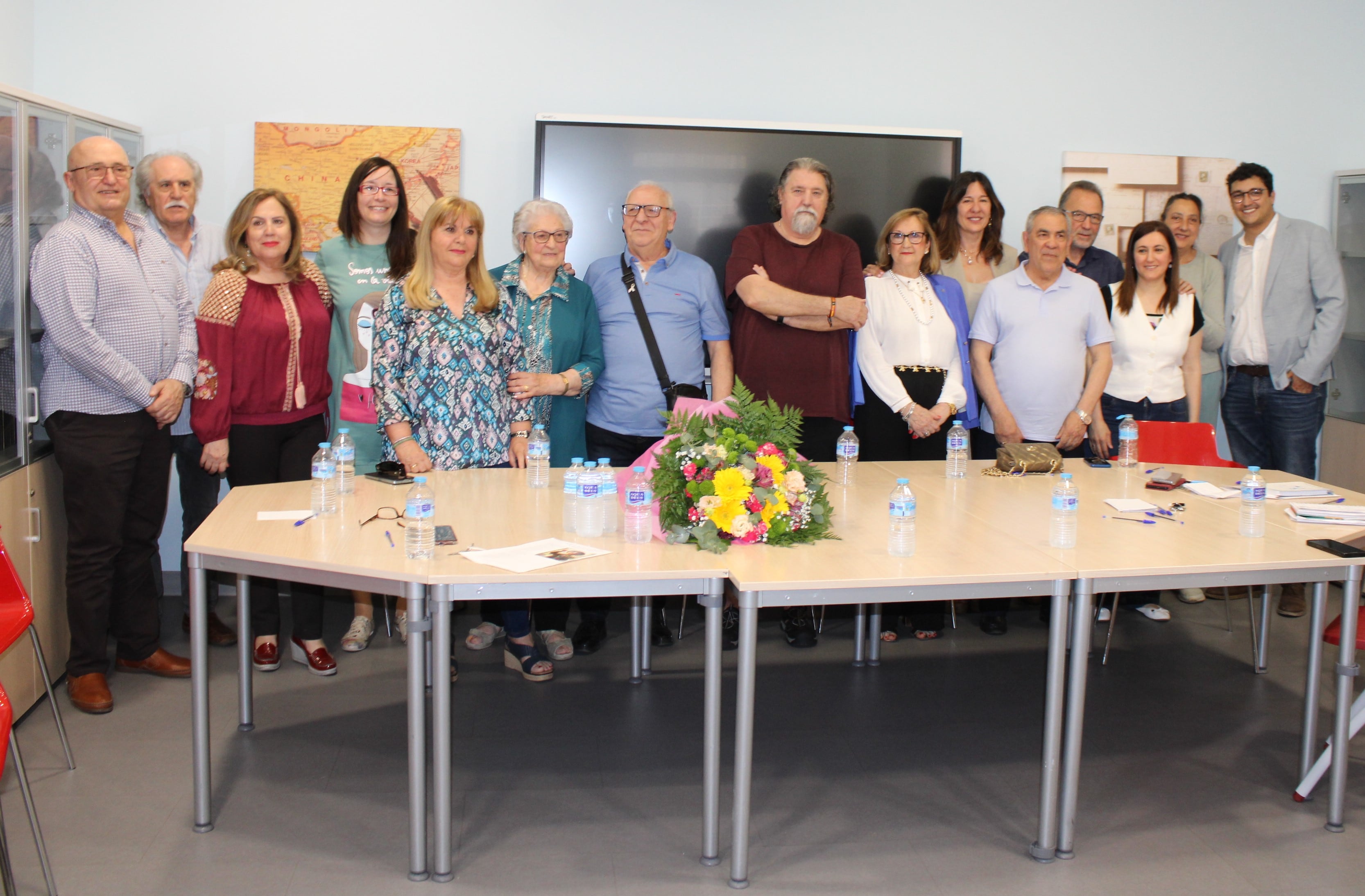 Blanca Fernández y Eulalio Díaz Cano junto a los miembros del Consejo de Mayores 1 de  Puertollano