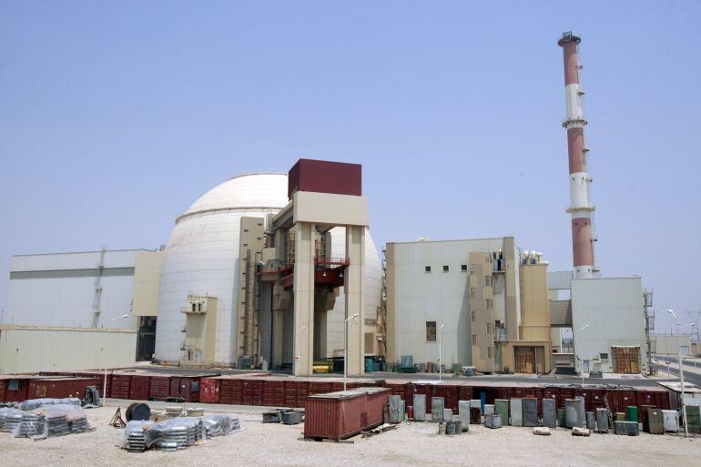 Este es el principal reactor nuclear iraní el  Bushehr  situado a  1,200 km (746 miles)  al sur de Teherán.