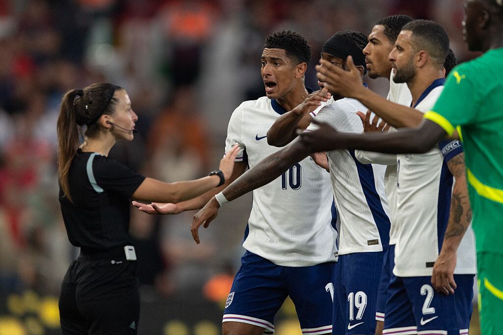 Bellingham protesta ante la colegiada su gol anulado ante Senegal