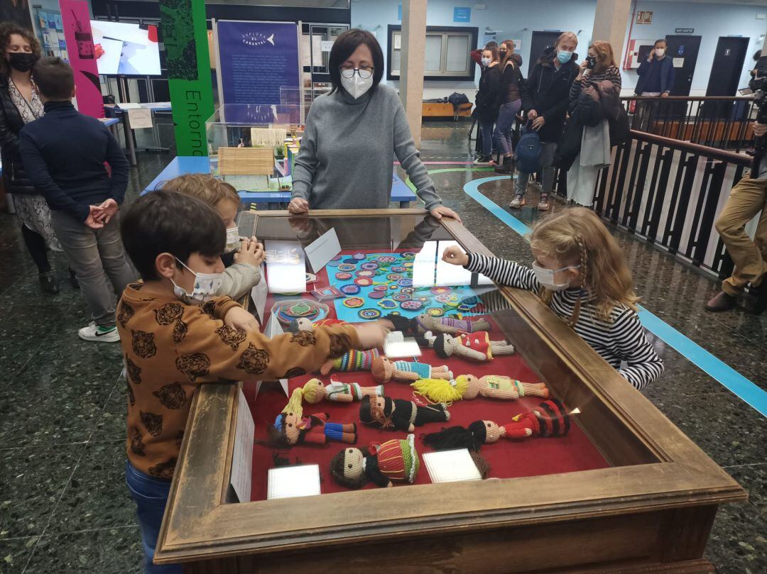 Los niños que han participado en el proyecto visitan la exposición este miércoles 