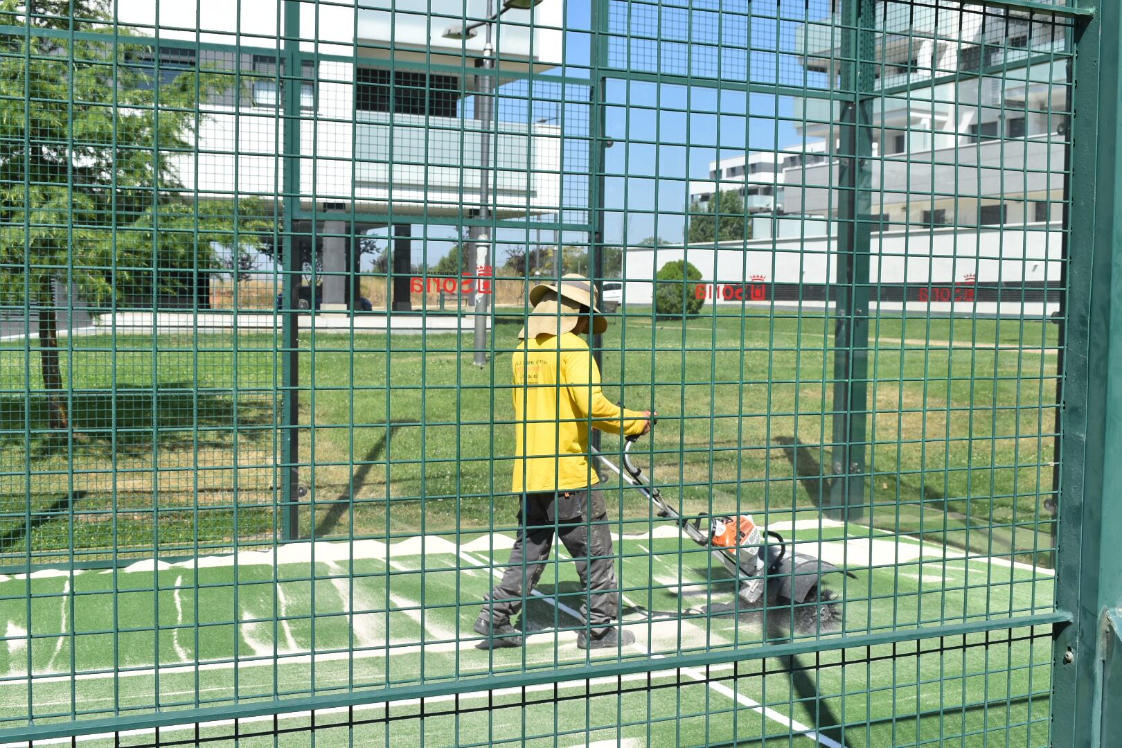 Intervención en las pistas de pádel de Los Royales.