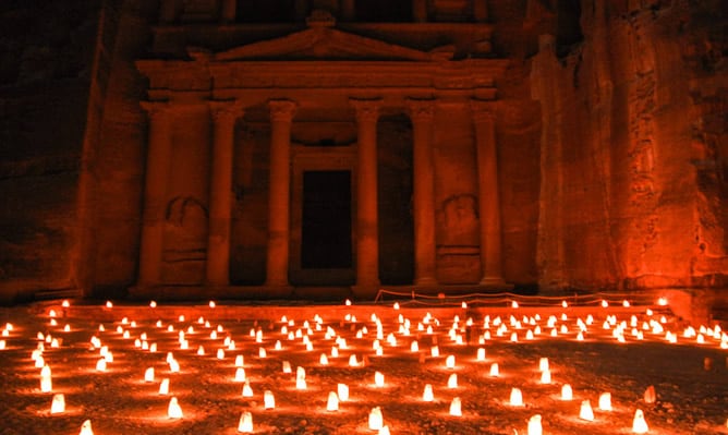 Petra de noche e iluminada con velas resulta una experiencia aún más fascinante. Los viajeros de Cadena Ser Viajes pudimos comprobarlo ayer.