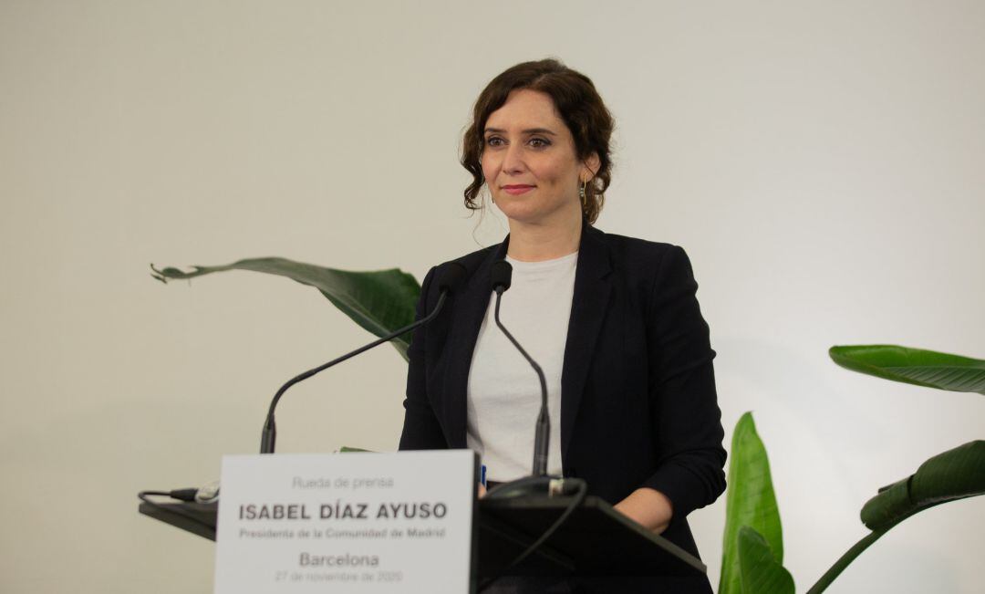 La presidenta de la Comunidad de Madrid, Isabel Díaz Ayuso, interviene en una rueda de prensa convocada en Barcelona, Cataluña.