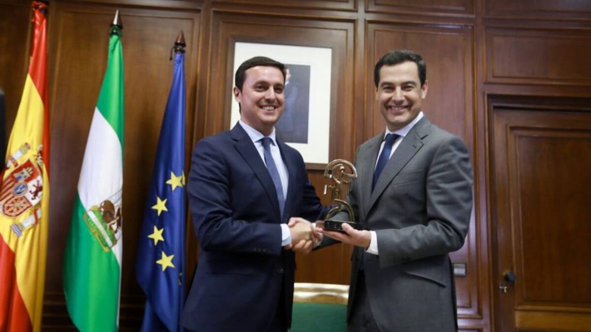 Juanma Moreno se compromete con el Materno, PGOU y Autovía del Almanzora