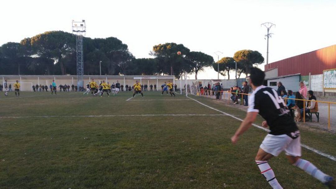Una imagen de un encuentro del Atlético Peñafiel en el campo de fútbol de La Cañada.