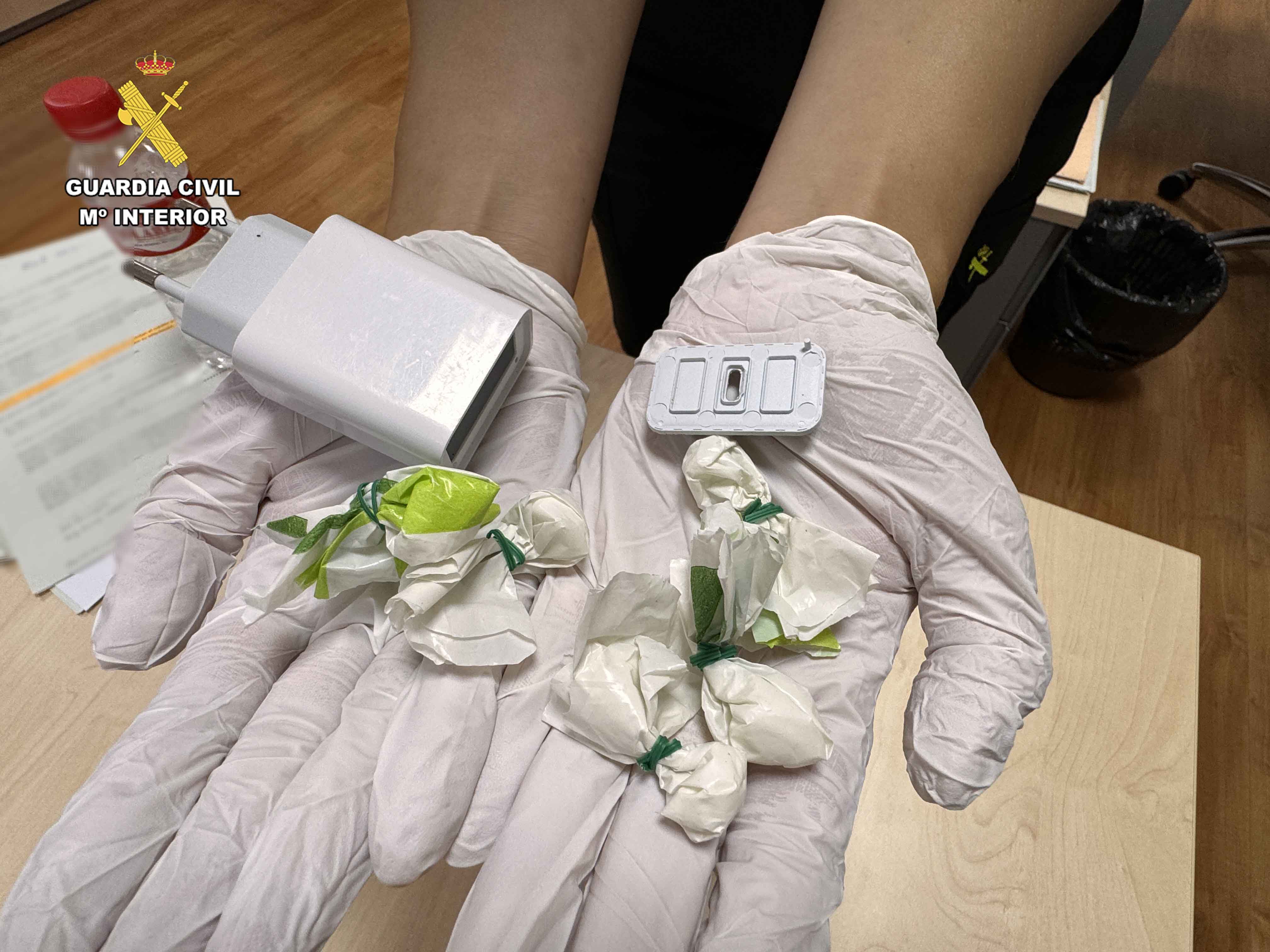 Droga en el interior de un cargador de móvil