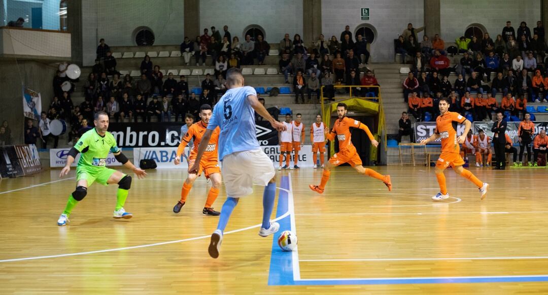 Lucas Moreira controla un balón ante la mirada del portero y defensas del Burela