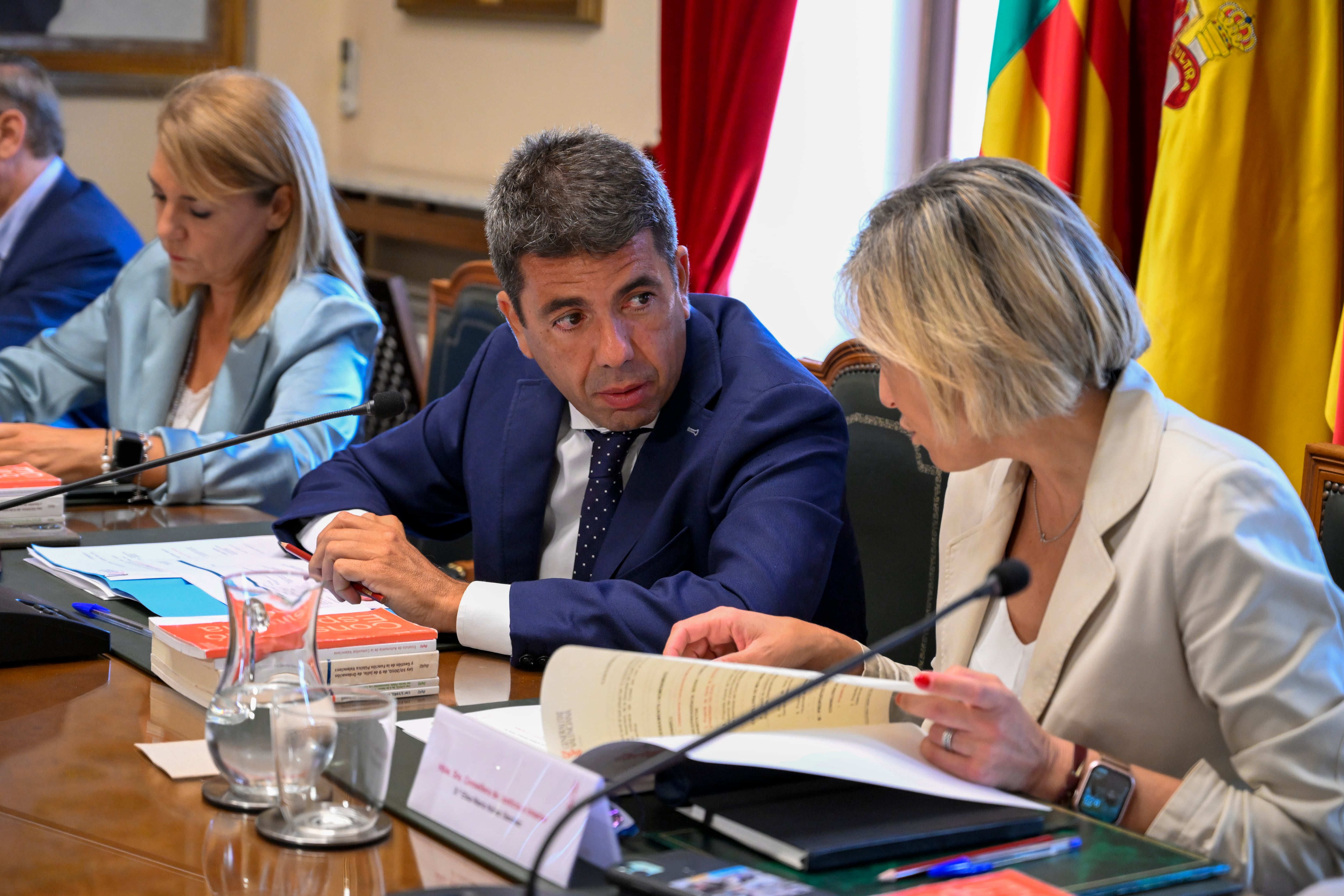 El president de la Generalitat, Carlos Mazón, conversa con la consellera de Justicia e Interior, Elisa Núñez, durante el primer pleno del Gobierno valenciano que celebra en Castelló tras el parón estival y después de que el president se haya comprometido a aprobar más nombramientos y &quot;nuevas medidas de reducción de asesores y de nombramientos a dedo, y de reducción de gastos superfluos en el sector público&quot;.