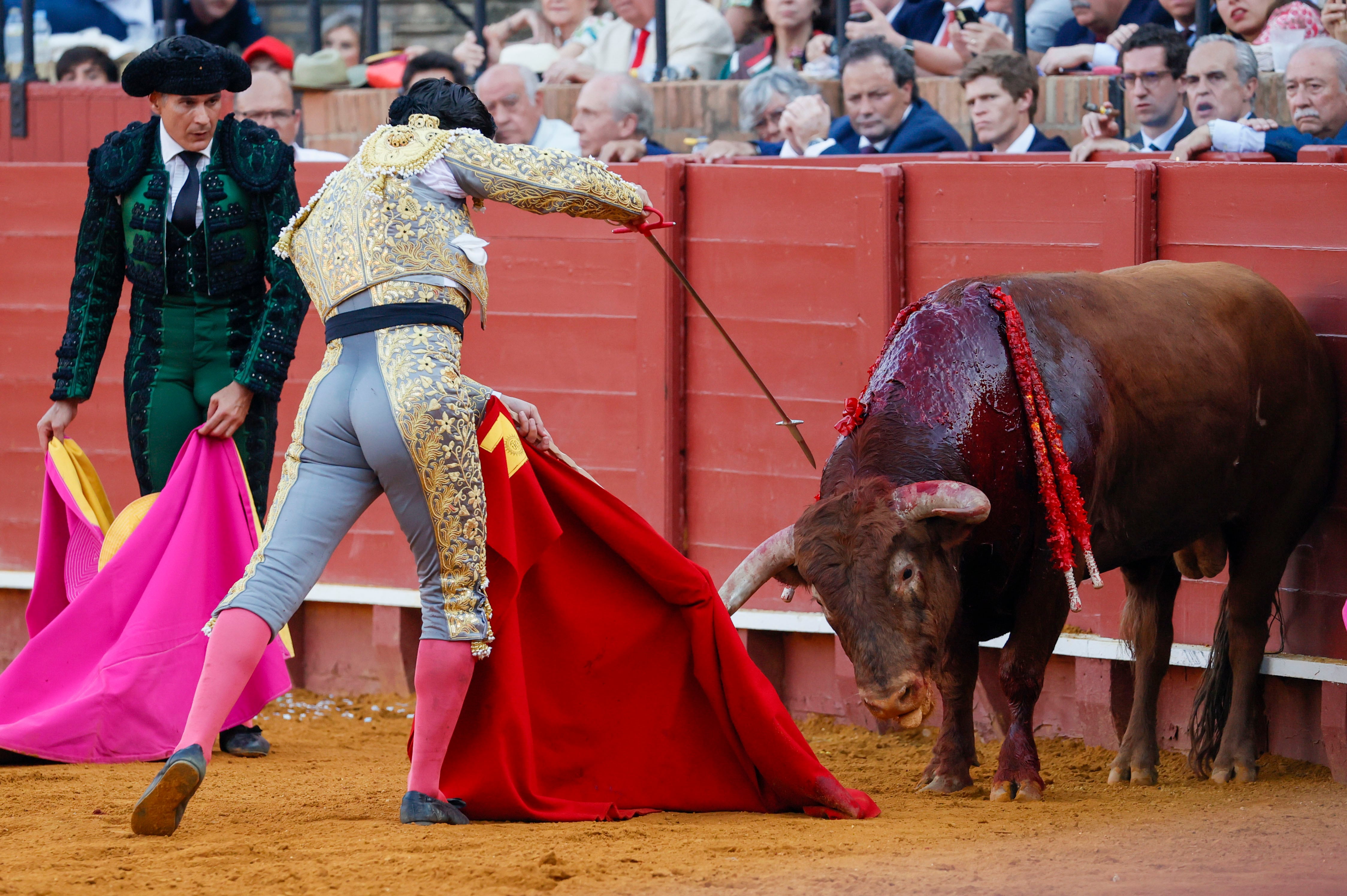 SEVILLA, 15/04/2024.- El diestro Morante de la Puebla utiliza el estoque durante la corrida de toros que se ha celebrado hoy lunes en la plaza de toros de La Maestranza, en Sevilla. Daniel Luque y Juan Ortega conforman el cartel del festejo con reses de la ganadería salmantina de Domingo Hernández. EFE/José Manuel Vidal
