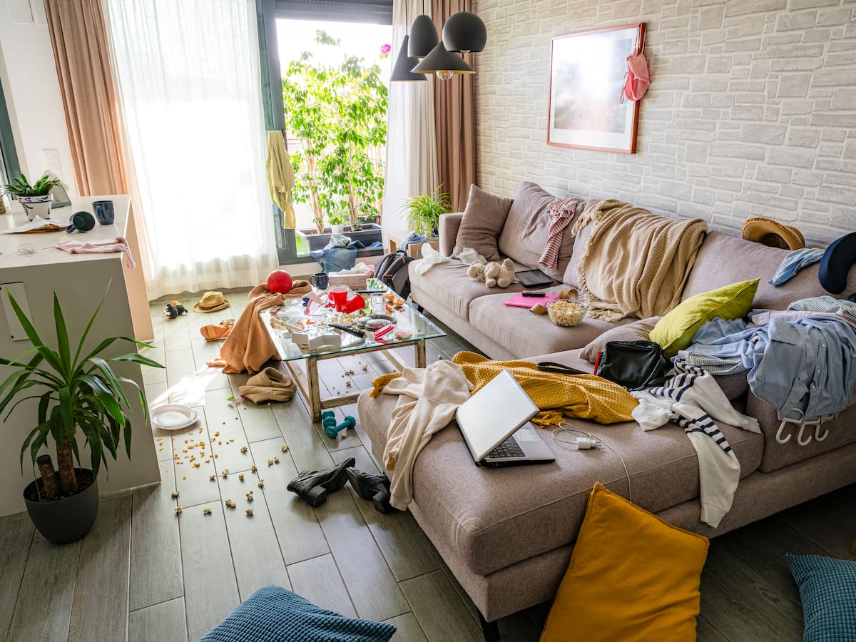 "Estaba para hacerle la prueba de carbono 14": una experta del orden cuenta lo más asqueroso que se ha encontrado en una casa