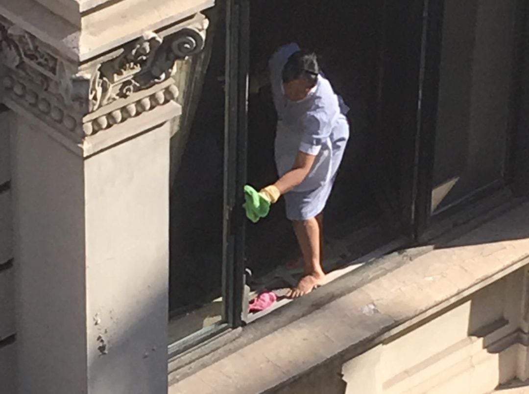 Una empleada del hogar se juega la vida en el centro de Madrid.