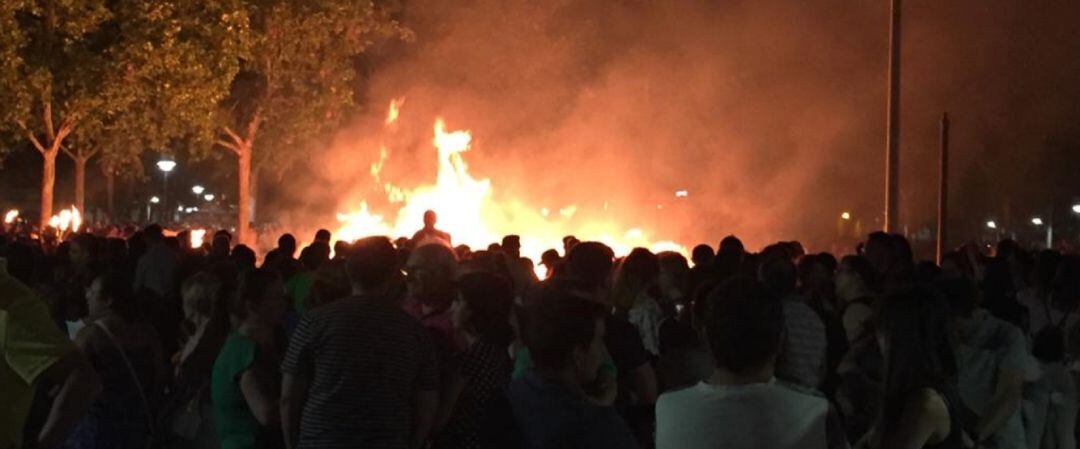 Imagen de la hoguera de este domingo por la noche en Albacete