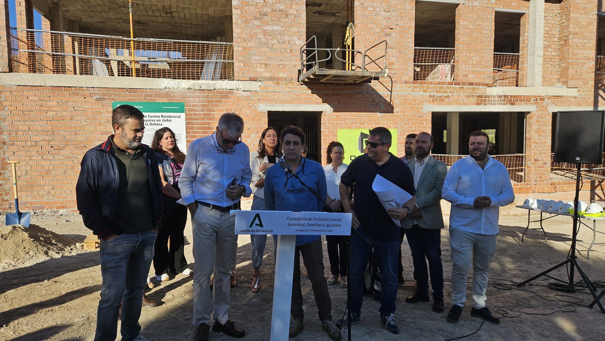 Intervención del arquitecto municipal, Manuel Ojeda, en presencia de los técnicos municipales