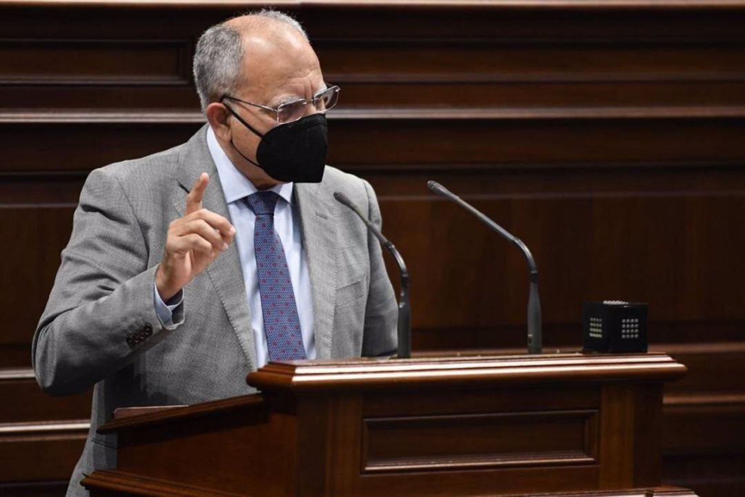 Casimiro Curbelo en el Parlamento de Canarias.