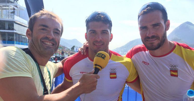 Saül Craviotto, a la dreta de la imatge, amb Christian Toro, entrevistats per Pedro Morata després d'aconseguir l'or a Rio.