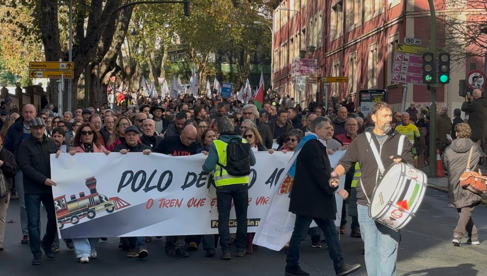 La cabecera de la manifestación comarcal por un tren moderno a Ferrol, aproximándose a la plaza de España (foto: Cadena SER)