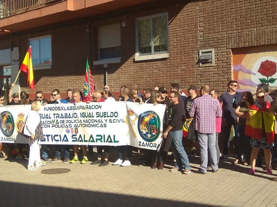 Concentración de los miembros de JUSAPOL ante la sede socialista de la capital