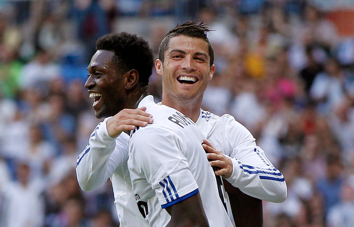 Cristiano Ronaldo y Adebayor celebran un gol al Almería