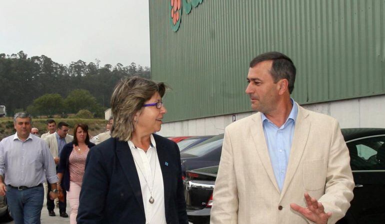 José Ángel Blanco, presidente de Os Irmandiños, con la exconselleira de Medio Rural, Rosa Quintana