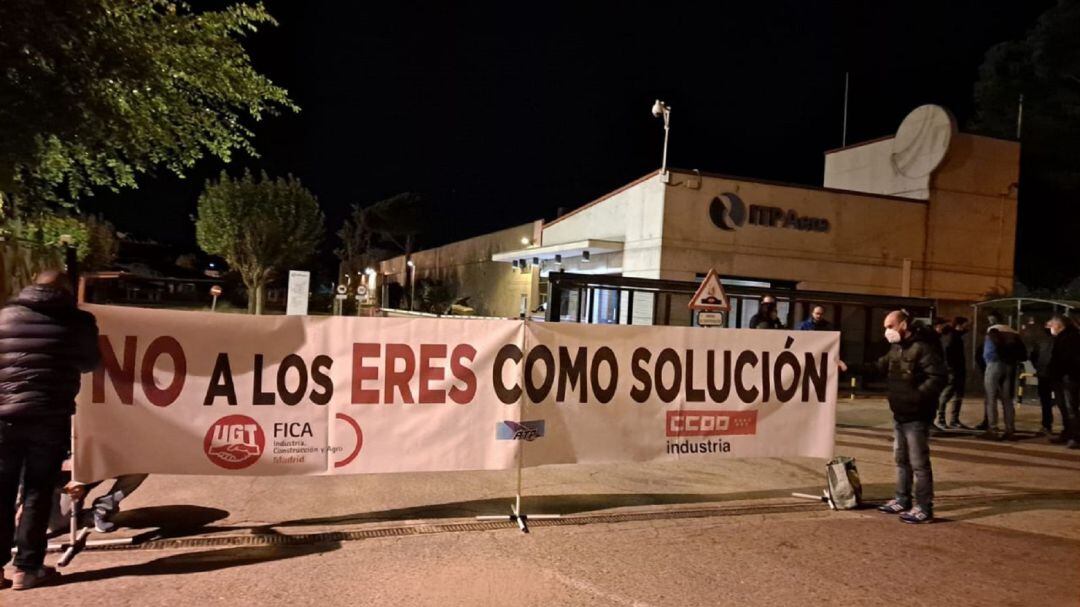 Inicio de la huelga de 48 horas ante la sede en Ajalvir de ITP Aero. 