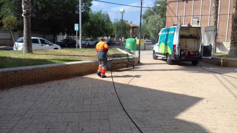 Operario realizando tareas de limpieza viaria en Elda 