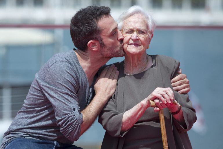 GRA388. MÁLAGA, 23/04/2015.- El actor Daniel Guzmán besa a su abuela y actriz también, Antonia Guzmán, durante la presentación hoy de su primer largometraje como director &quot;A cambio de nada&quot; en la sección oficial del 18 Festival de Cine Español de Málaga, 