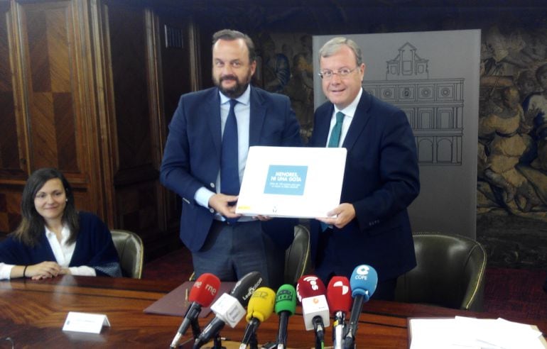 El alcalde de León, Antonio Silván, junto al director ejecutivo de la Federación Española de Bebidas Espirituosas, Bosco Torremocha