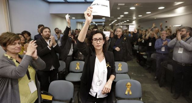 La secretaria general de ERC, Marta Rovira, muestra un cartel con el nombre de Oriol Junqueras