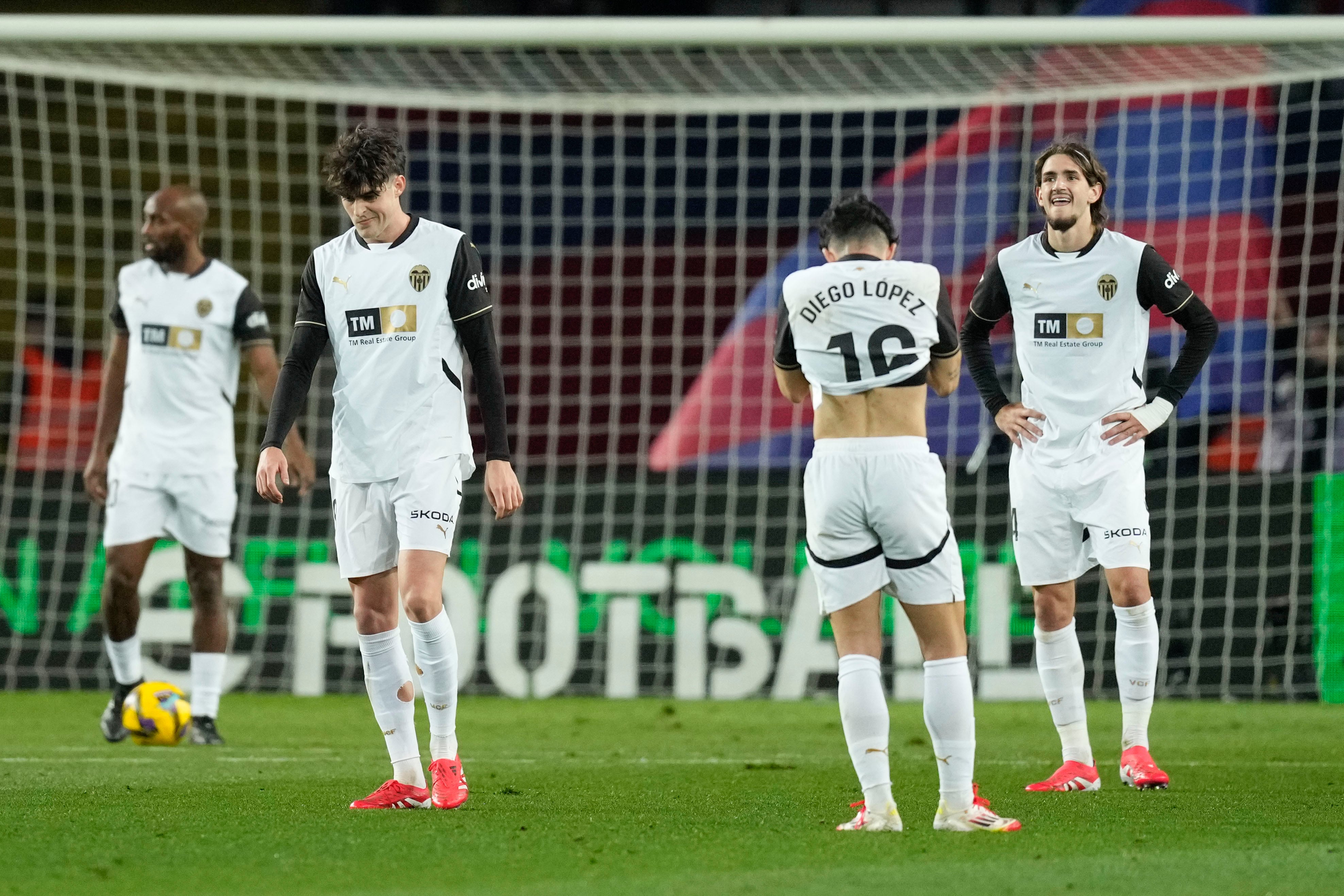 BARCELONA, 26/01/2025.- Los jugadores de Valencia abatidos al final del primer tiempo, durante el partido de la jornada 21 de LaLiga entre el FC Barcelona y el Valencia CF, este domingo en el Estadi Olímpic Lluís Companys.-EFE/ Enric Fontcuberta
