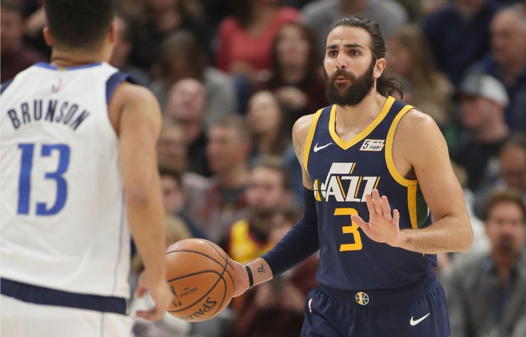 Ricky Rubio (d) de Utah jazz en acción ante Jalen Brunson (i) de los Dallas Mavericks este sábado, durante un partido de la NBA entre los Utah Jazz y Dallas Mavericks