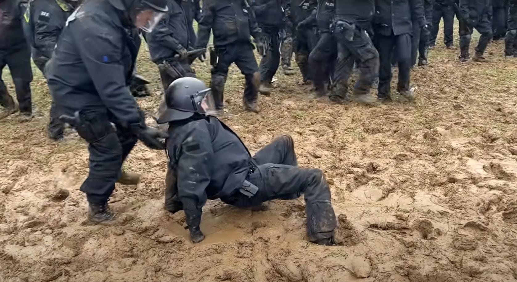 Un policía antidisturbio atrapado en el barro en Alemania