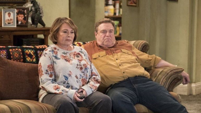 Fotograma de la serie &#039;Roseanne&#039;, con Roseanne Barr a la izquierda y John Goodman a la derecha